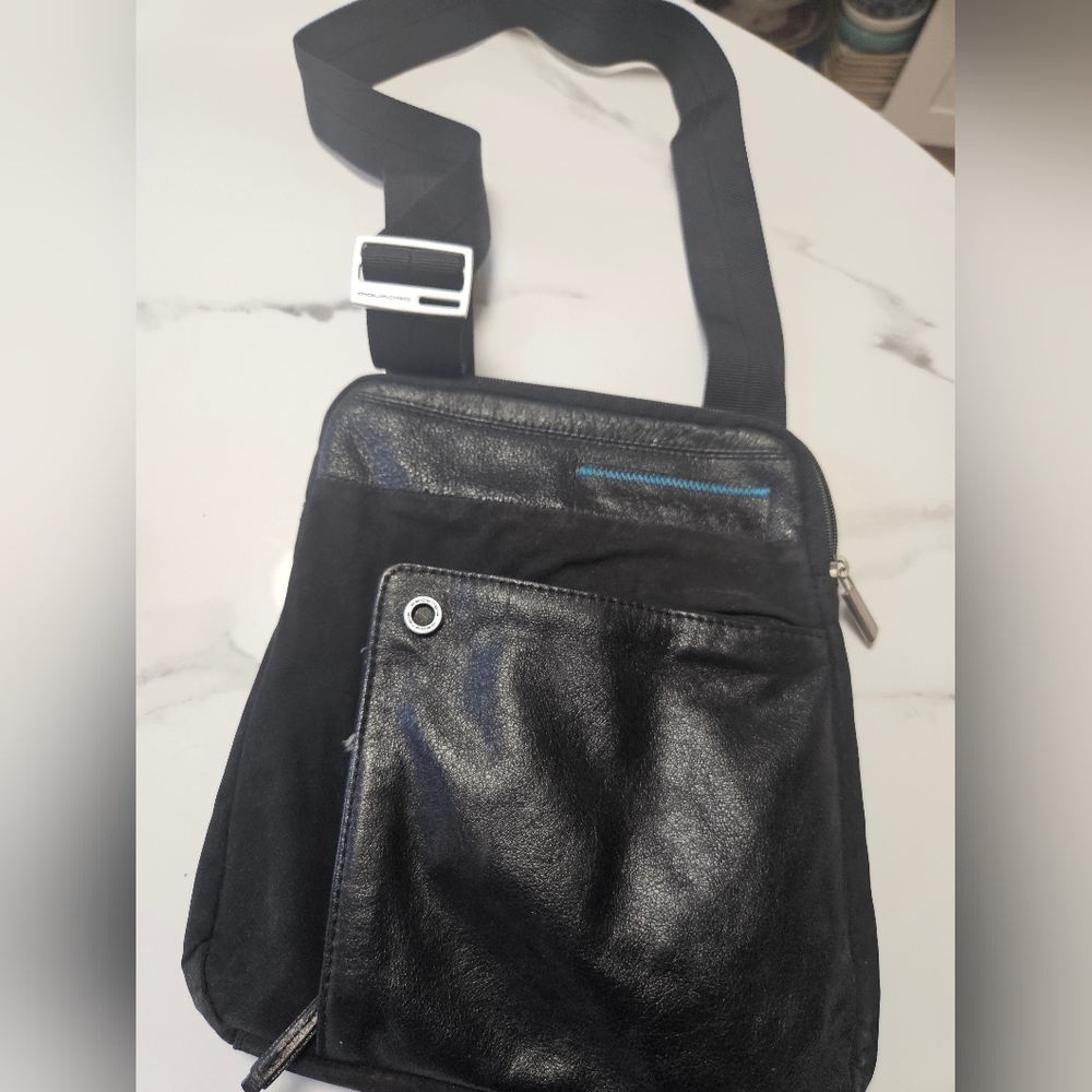 Man PIQUADRO leather Shoulder Bag W/ inner and outer Pockets